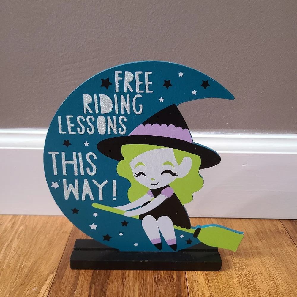 🧙‍♀️🧹 RARE 💫 Riding Lessons This Way Table Top Tiered Tray Halloween Sign